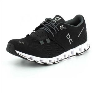 On Cloud Tennis shoe 7.5